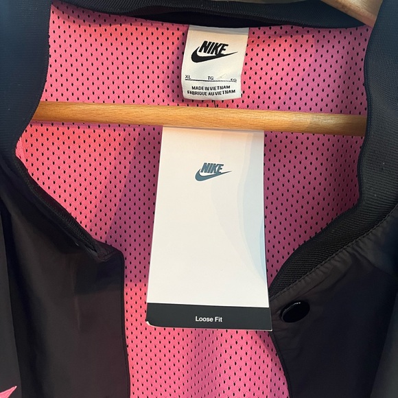 Nike Authentics
Men's Warm-Up Shirt - Picture 4 of 5